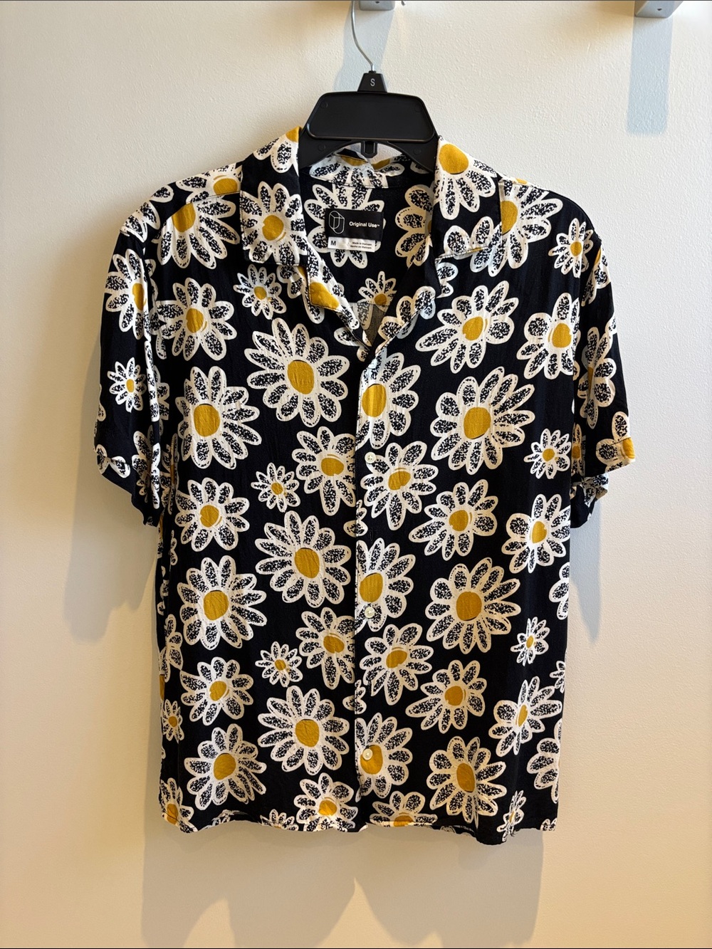 Men’s Original Use Black Short-Sleeve Button-Down Shirt with Yellow Daisy Print